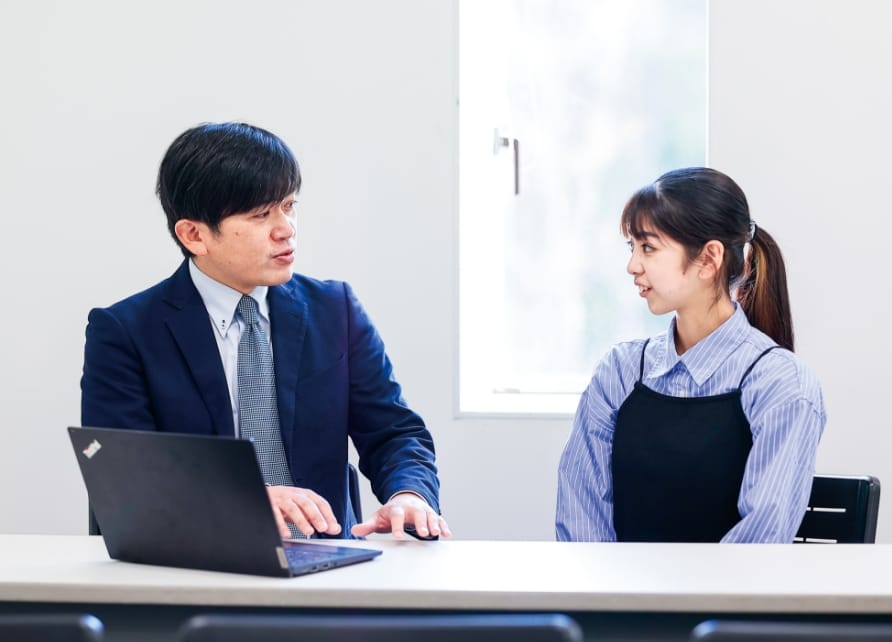 先生と学生が相談している様子